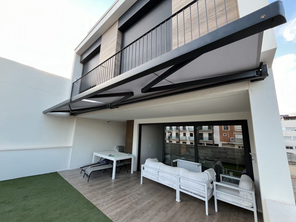 Toldo cofre motorizado para balcones o terrazas