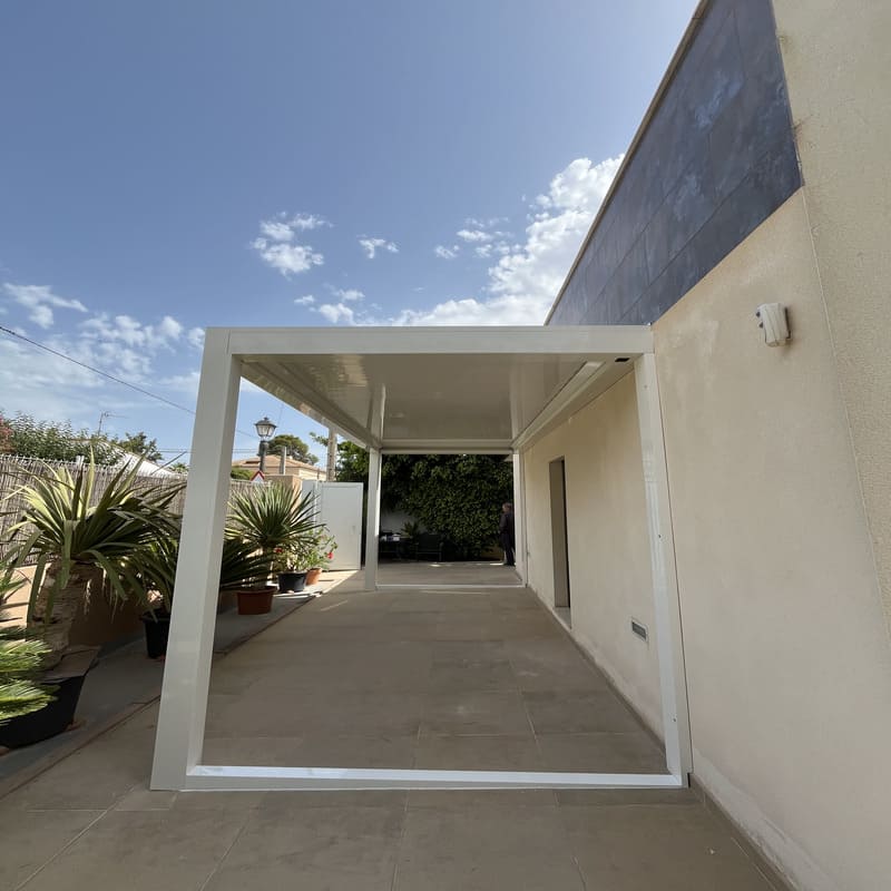 Montaje de Pergola bioclimatica blanca