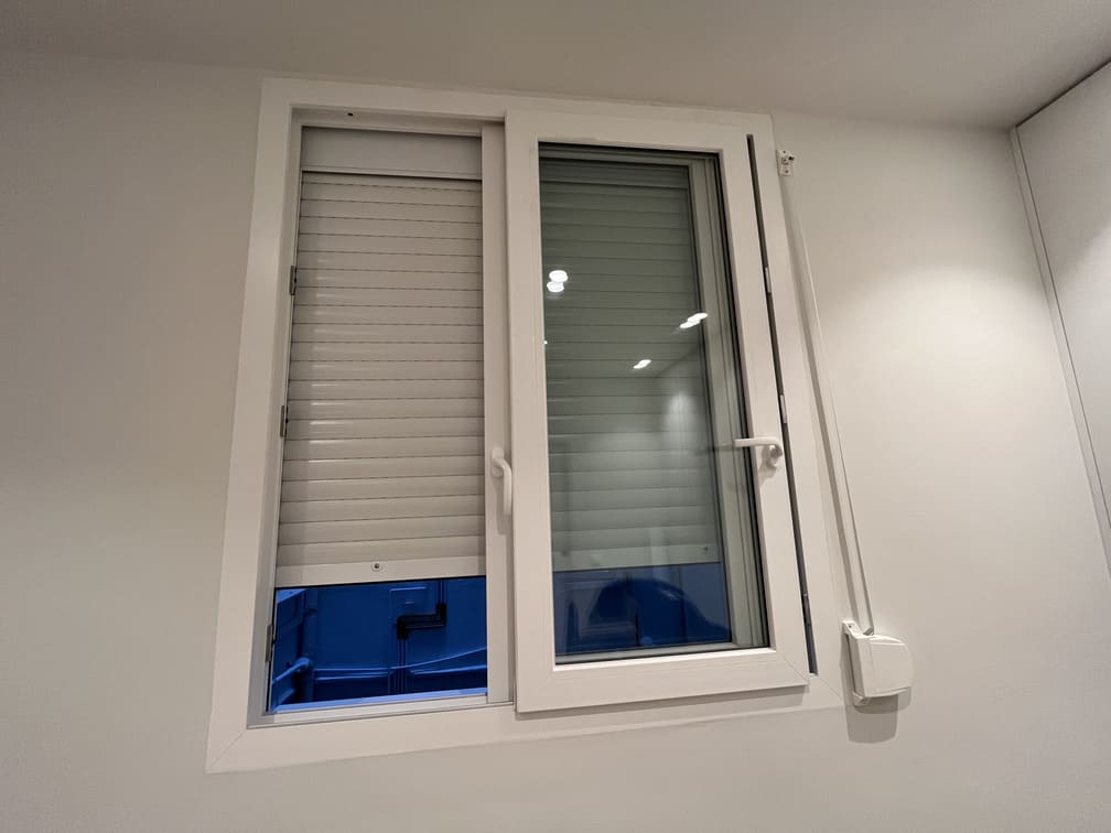 Persiana enrollable con recogedor abatible