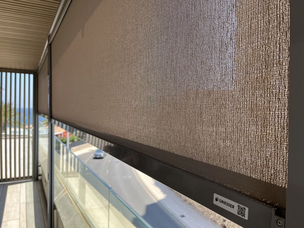 Toldo con mando motorizado