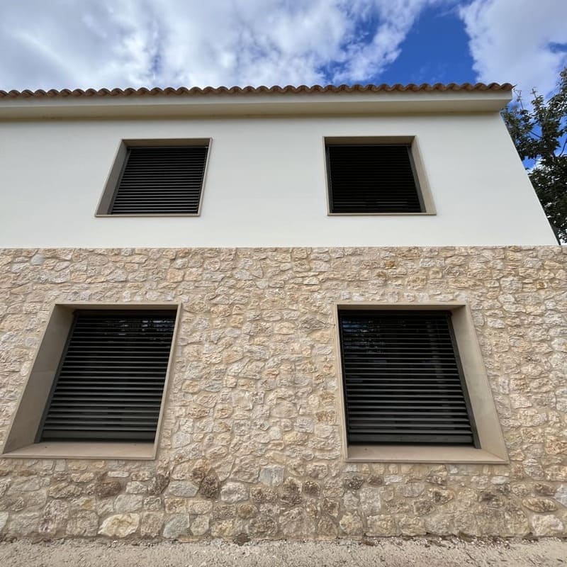 fachada de persianas orientables