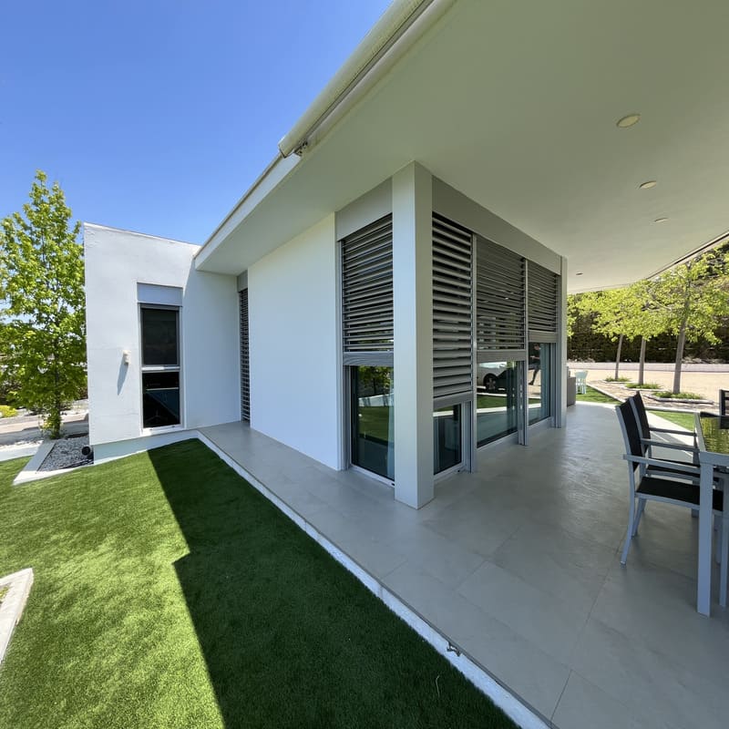 jardin con persianas orientables