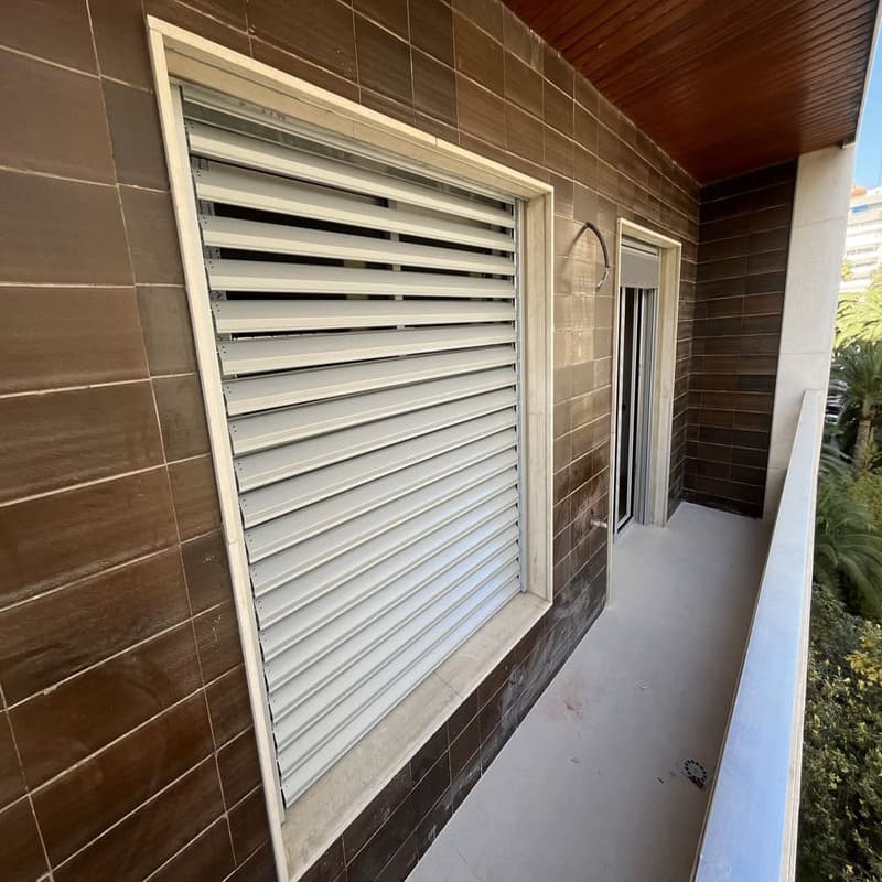 persiana blanca con apertura