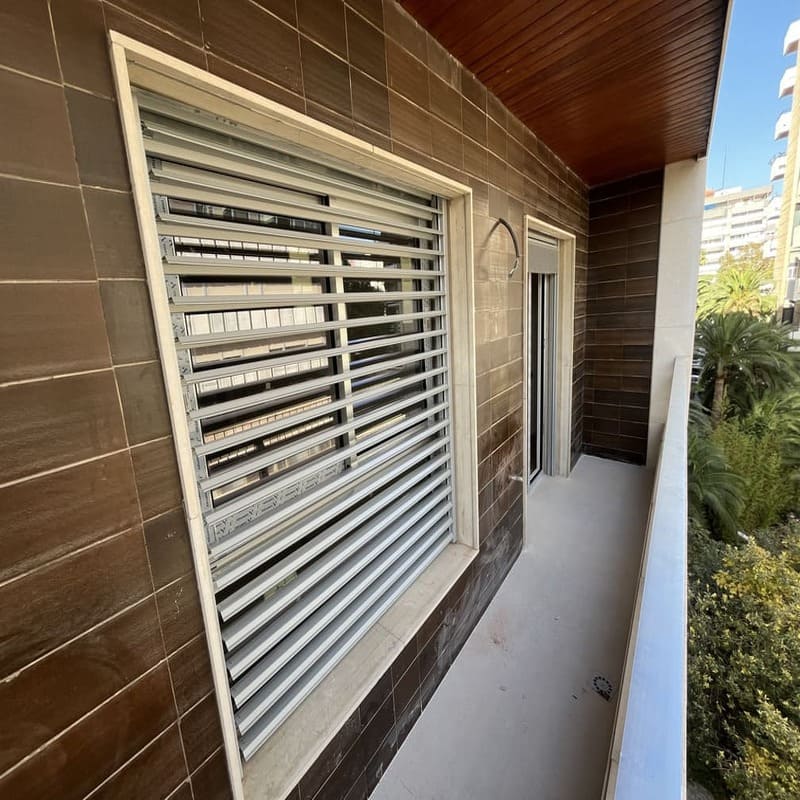 persiana orientable en ventana y ventanal