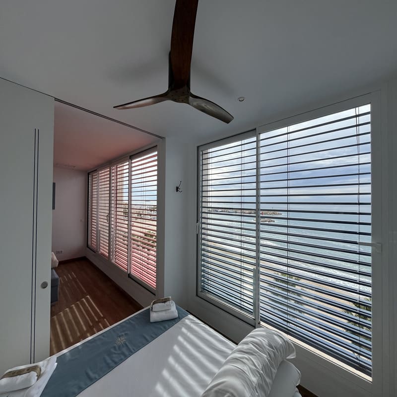 persiana graduable orientable de color azul y rojo