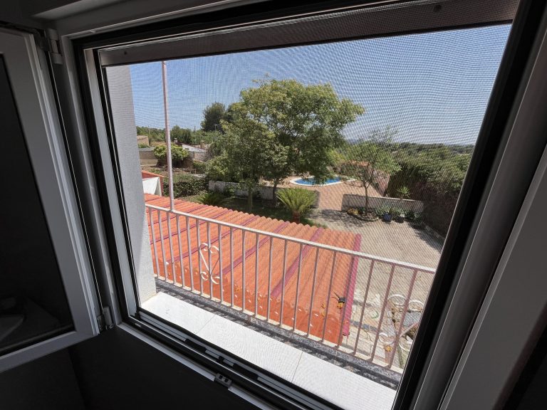 Mosquitera enrollable para ventana