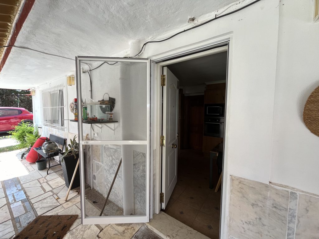 Mosquitera abatible blanca para puerta