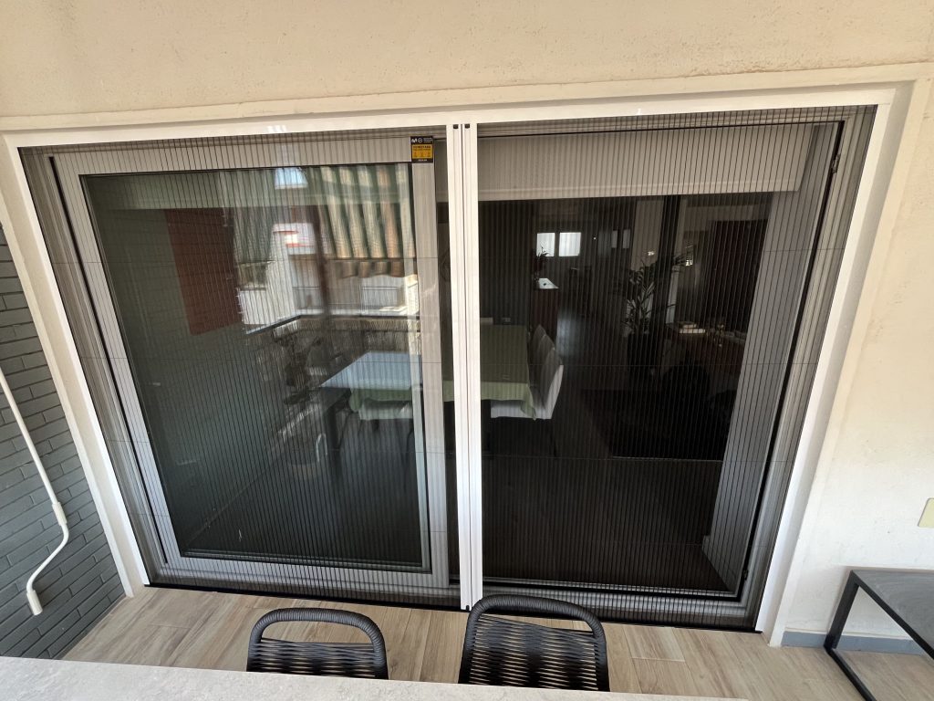 Mosquitera plisada blanca