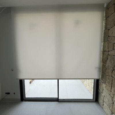 estor enrollable translucido blanco ventana grande balconera motorizado