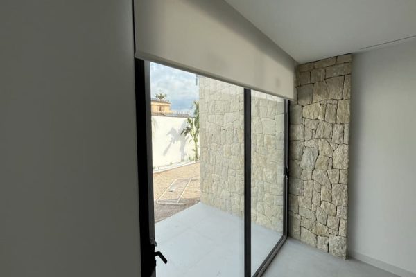 estor enrollable translucido blanco ventana grande subido