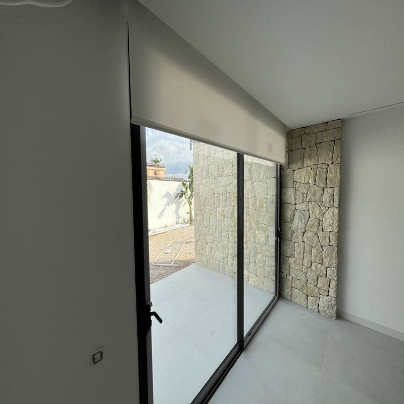 estor enrollable translucido blanco ventana grande subido