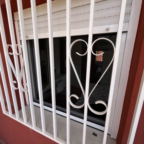 Mosquitera enrollable en ventana vista exterior