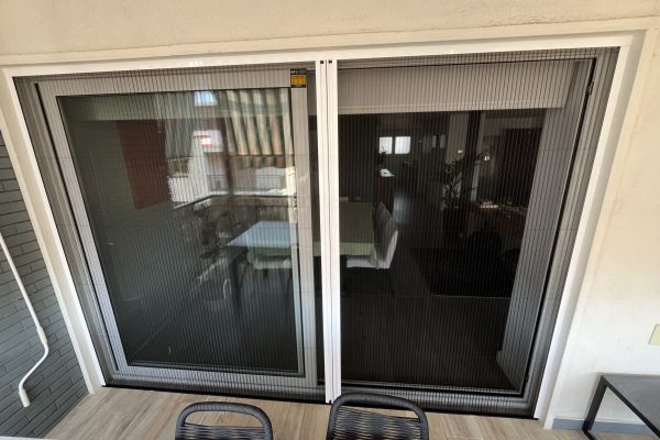 Mosquitera plisada blanca