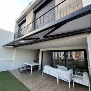 Toldo cofre motorizado para balcones o terrazas