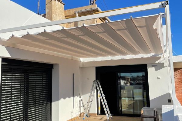 Toldo corredero para terrazas de aluminio
