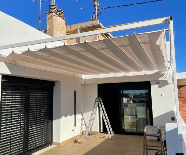 Toldo corredero para terrazas de aluminio