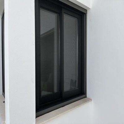 mosquitera exterior negra enrollable
