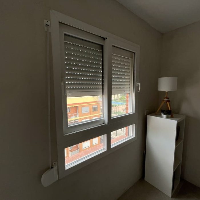 persiana enrollable ventana de color blanca