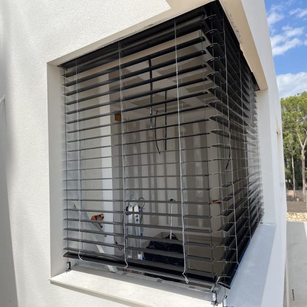 persiana para exterior orientable en obra