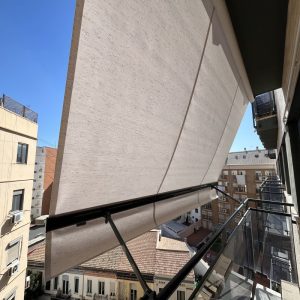 toldo brazos humanos bajado